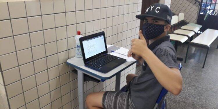 Escola em Foz abre estrutura para auxiliar estudantes sem acesso à internet