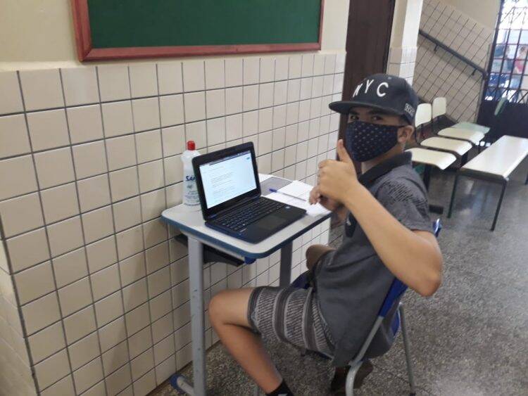 Escola em Foz abre estrutura para auxiliar estudantes sem acesso à internet