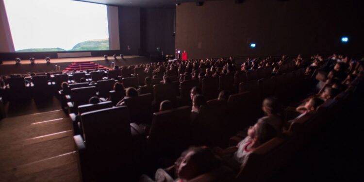 Decreto municipal autoriza retorno do cinema e música ao vivo em bares em Foz
