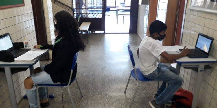 Escola em Foz abre estrutura para auxiliar estudantes sem acesso à internet