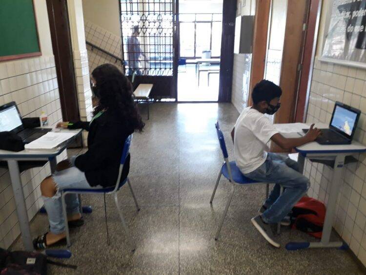 Escola em Foz abre estrutura para auxiliar estudantes sem acesso à internet