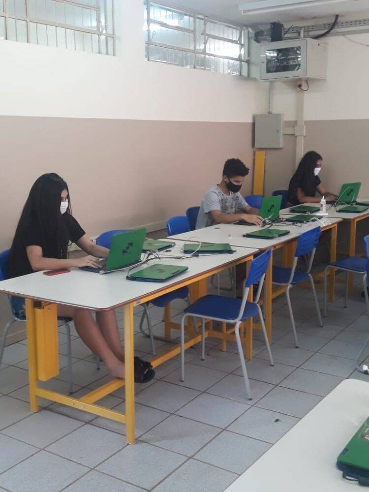 Escola em Foz abre estrutura para auxiliar estudantes sem acesso à internet