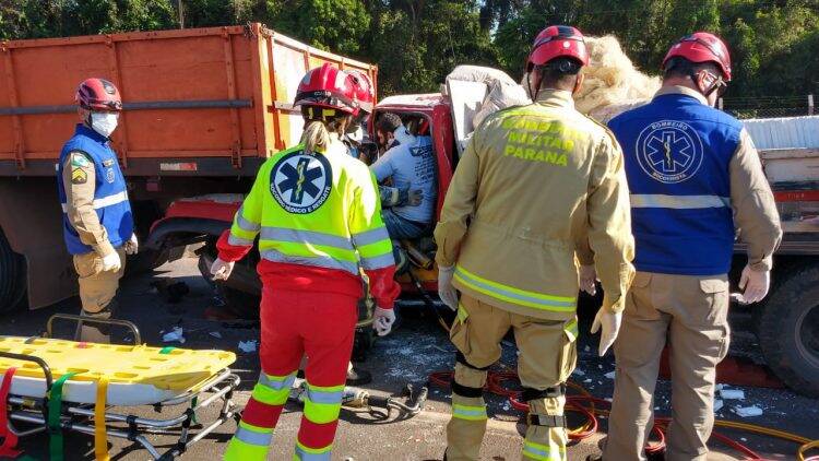 Acidente entre caminhão e carreta deixa motorista ferido na 277