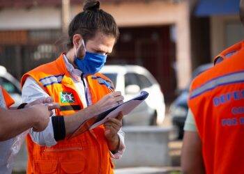 Prefeitura retoma fiscalização do comércio em bairros em alerta laranja e vermelho por Covid-19
