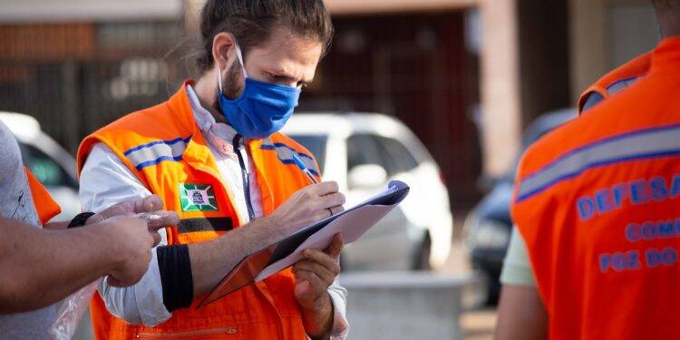 Prefeitura retoma fiscalização do comércio em bairros em alerta laranja e vermelho por Covid-19