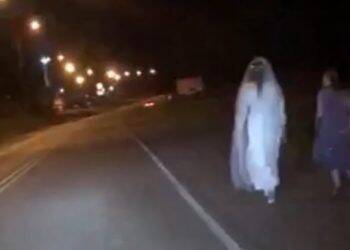 Inusitado: “Noiva da BR” assusta motoristas em rodovia catarinense