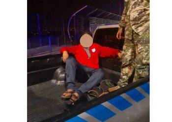 Homem em moto brasileira tenta deixar o Paraguai pela Ponte da Amizade