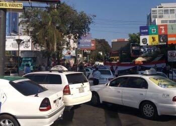 Taxistas e mototaxistas paraguaios organizam grande manifestação pela reabertura da Ponte da Amizade