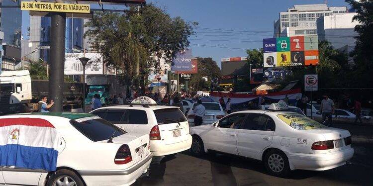 Taxistas e mototaxistas paraguaios organizam grande manifestação pela reabertura da Ponte da Amizade