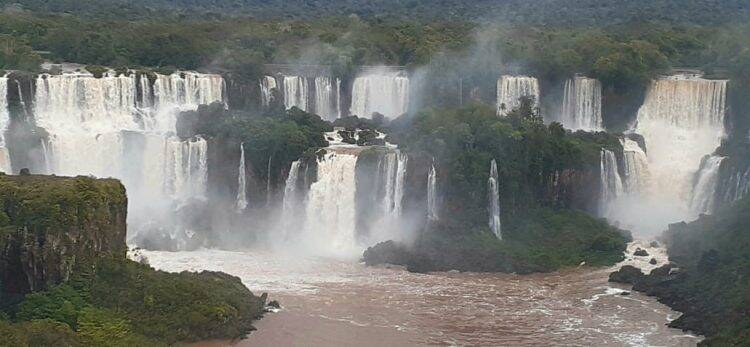 Moradores redescobrem o prazer de visitar o Parque Nacional do Iguaçu