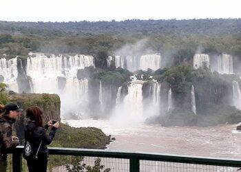Moradores redescobrem o prazer de visitar o Parque Nacional do Iguaçu