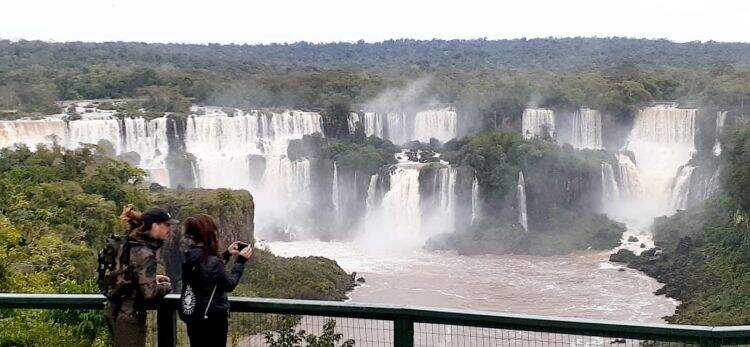 Moradores redescobrem o prazer de visitar o Parque Nacional do Iguaçu