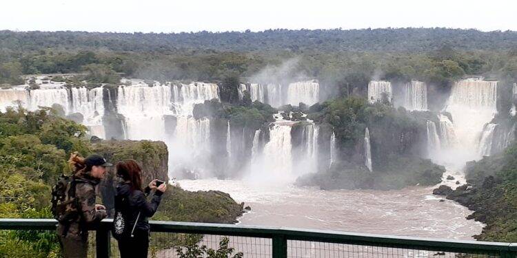 Moradores redescobrem o prazer de visitar o Parque Nacional do Iguaçu