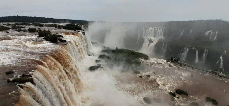 Moradores redescobrem o prazer de visitar o Parque Nacional do Iguaçu