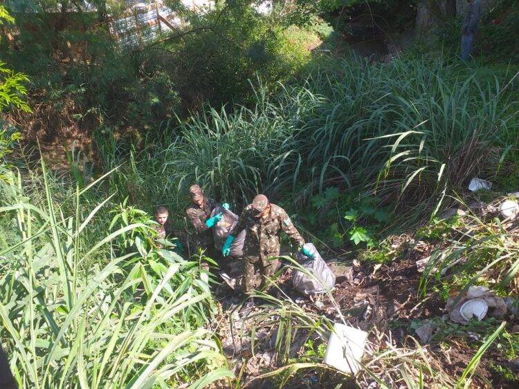 Parceria entre Exército e Município realiza limpeza de rios e terrenos baldios em Foz