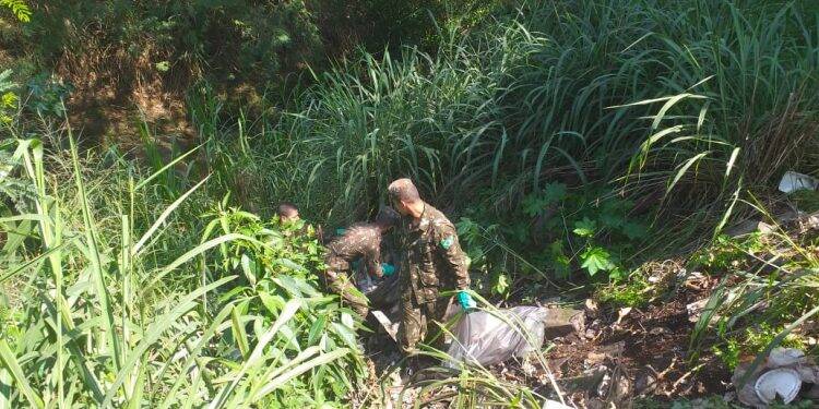 Parceria entre Exército e Município realiza limpeza de rios e terrenos baldios em Foz