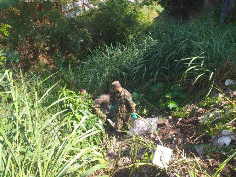 Parceria entre Exército e Município realiza limpeza de rios e terrenos baldios em Foz
