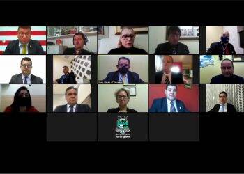 Câmara de Foz aprova lei que congela salário de vereadores, prefeito, vice e secretários