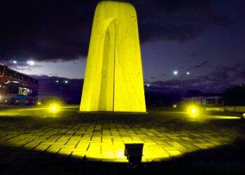 Usina de Itaipu adere ao Setembro Amarelo e ilumina atrativos com as cores da campanha