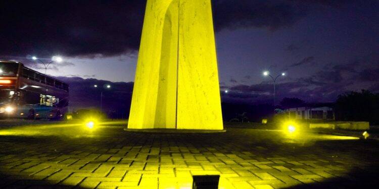 Usina de Itaipu adere ao Setembro Amarelo e ilumina atrativos com as cores da campanha