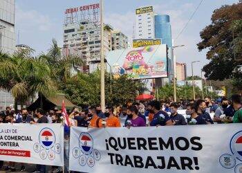 Manifestantes tomam as ruas de Ciudad del Este pela reabertura da fronteira