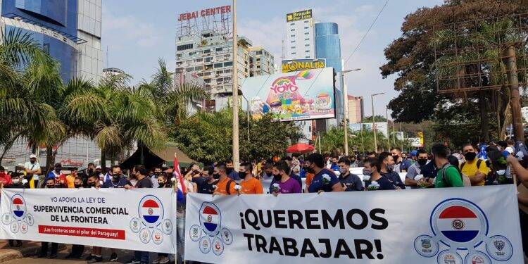 Manifestantes tomam as ruas de Ciudad del Este pela reabertura da fronteira