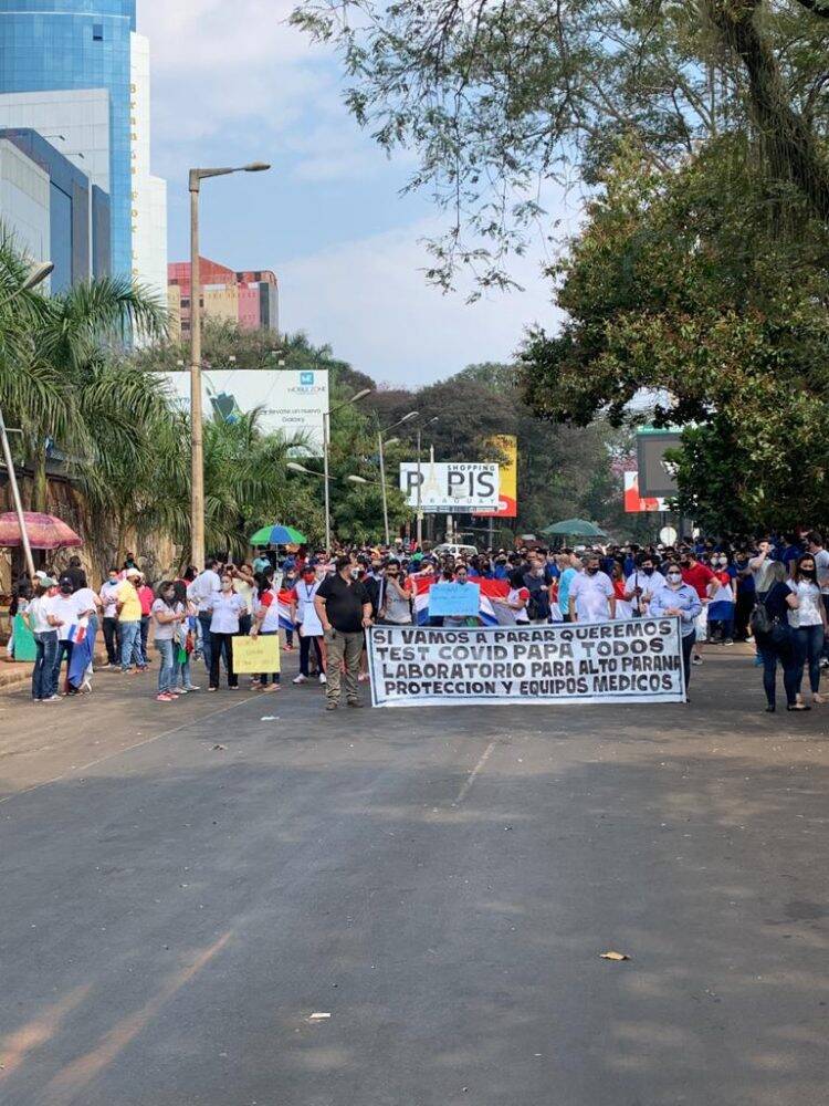 Manifestantes tomam as ruas de Ciudad del Este pela reabertura da fronteira