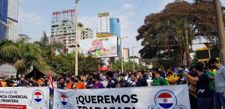 Manifestantes tomam as ruas de Ciudad del Este pela reabertura da fronteira