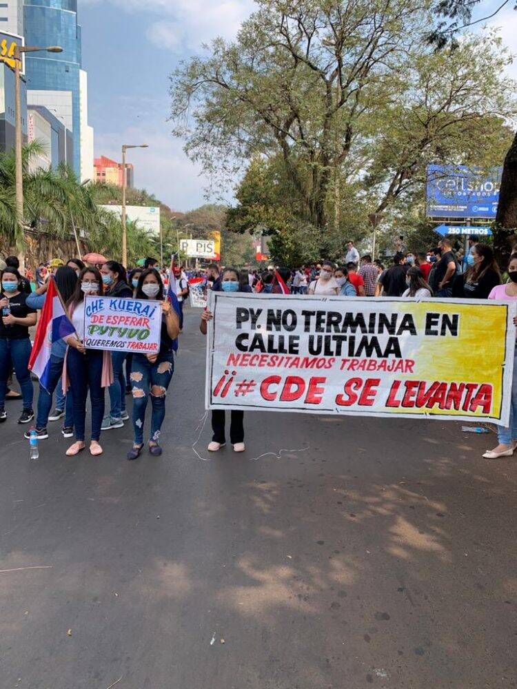 Manifestantes tomam as ruas de Ciudad del Este pela reabertura da fronteira