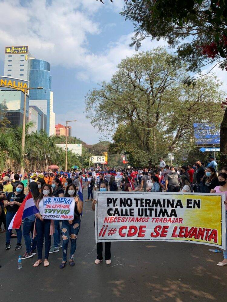 Manifestantes tomam as ruas de Ciudad del Este pela reabertura da fronteira