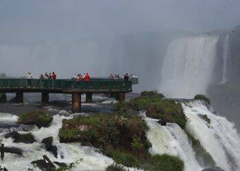 Visitantes esgotam ingressos para acesso às Cataratas do Iguaçu neste domingo, 06