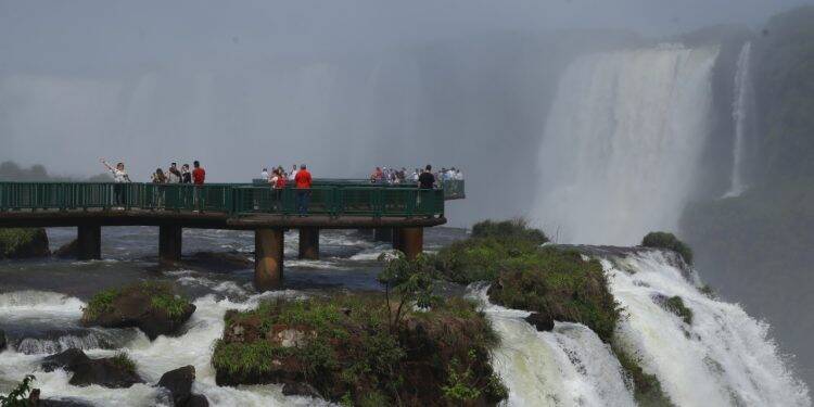 Visitantes esgotam ingressos para acesso às Cataratas do Iguaçu neste domingo, 06