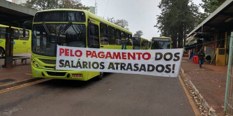 Transporte Coletivo já está paralisado; vans podem oferecer transporte alternativo
