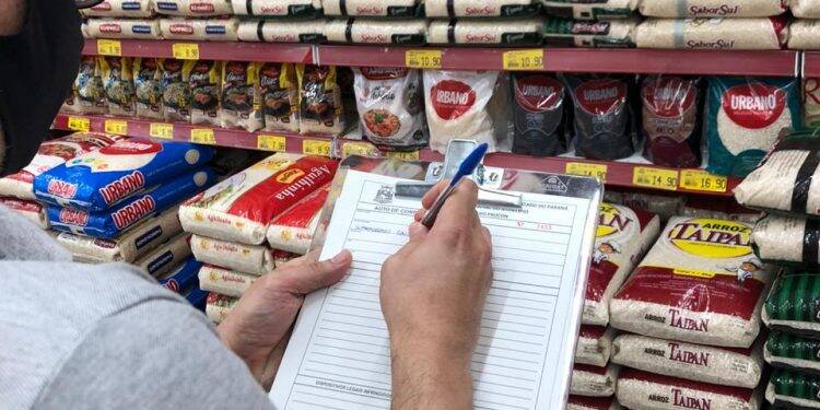 PROCON realiza fiscalização de preços de produtos da cesta básica em Foz