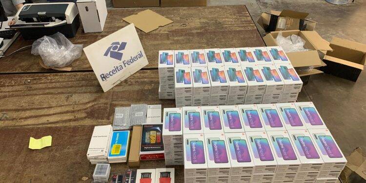 Receita Federal apreende dois veículos carregados com mercadorias