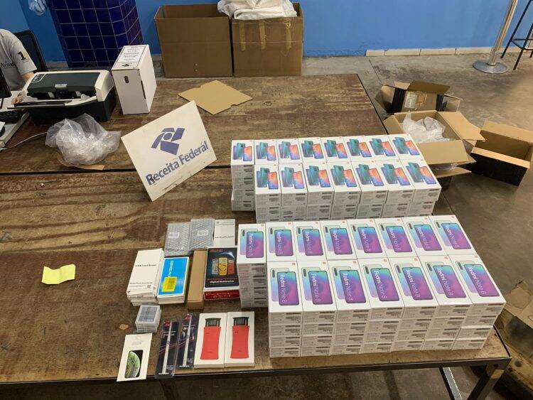 Receita Federal apreende dois veículos carregados com mercadorias