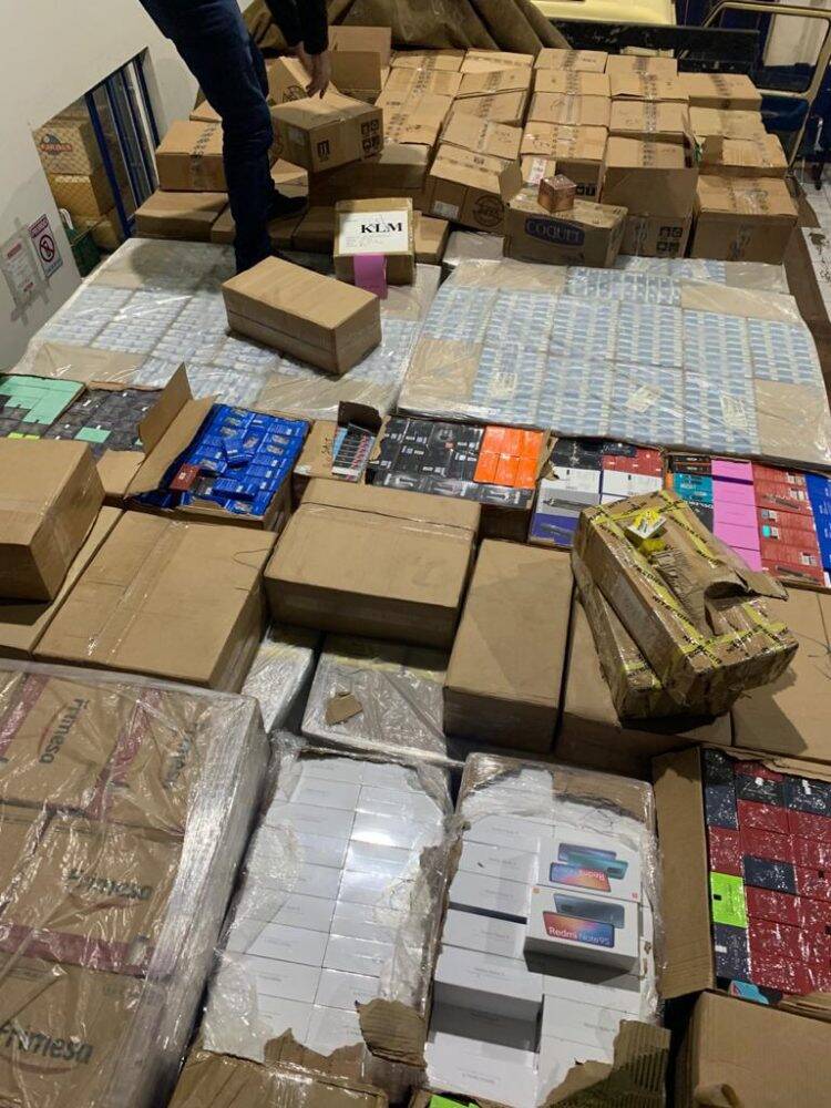 Mercadorias apreendidas em dois caminhões no oeste são avaliadas em R$ 1 milhão