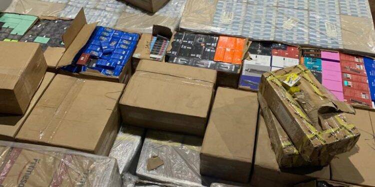 Mercadorias apreendidas em dois caminhões no oeste são avaliadas em R$ 1 milhão