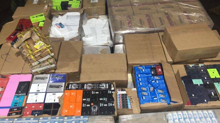 Mercadorias apreendidas em dois caminhões no oeste são avaliadas em R$ 1 milhão