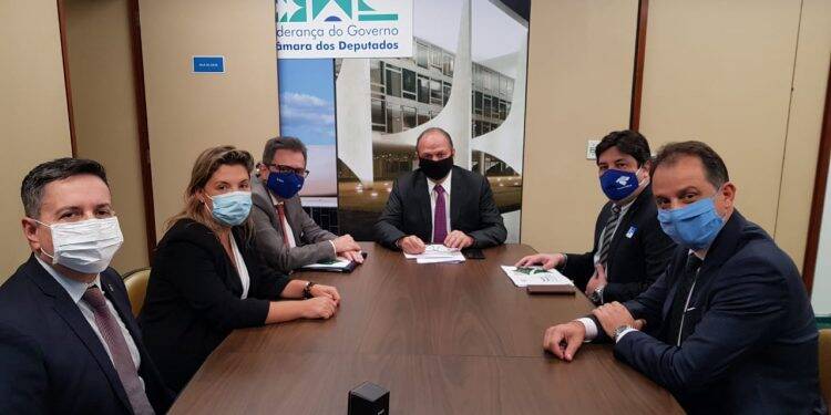 Ricardo Barros discute com Receita Federal alterações para free shop na fronteira