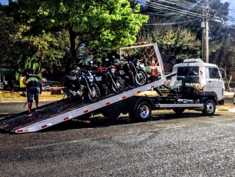 Forças de segurança realizam blitz para fiscalizar motocicletas irregulares em Foz