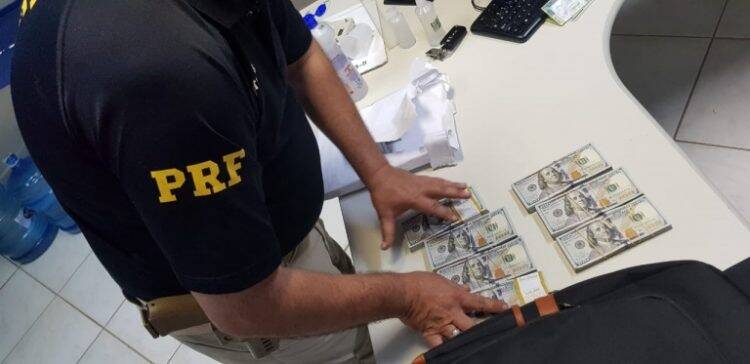 No fim de semana, PRF apreende 297 quilos de maconha e cerca de 50 mil maços de cigarro no Paraná