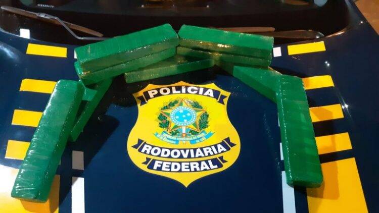 No fim de semana, PRF apreende 297 quilos de maconha e cerca de 50 mil maços de cigarro no Paraná