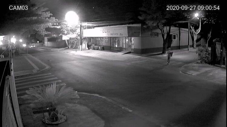 Bandidos invadem residência, rendem família e roubam carro, celular, e outros objetos