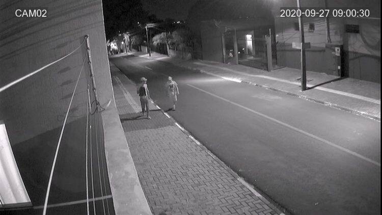 Bandidos invadem residência, rendem família e roubam carro, celular, e outros objetos