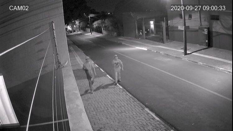 Bandidos invadem residência, rendem família e roubam carro, celular, e outros objetos