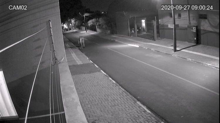 Bandidos invadem residência, rendem família e roubam carro, celular, e outros objetos