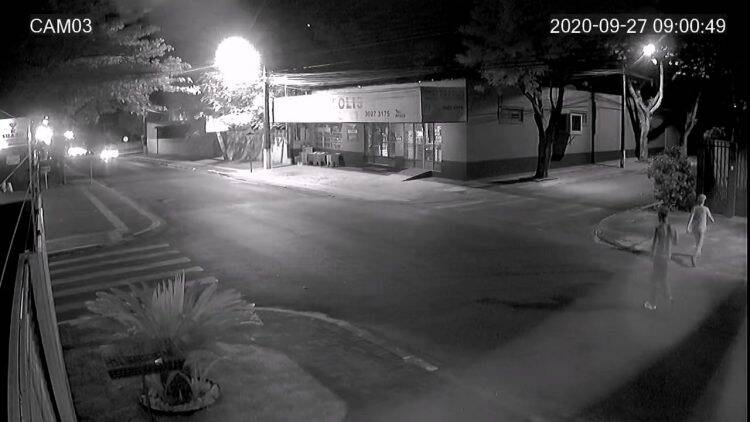 Bandidos invadem residência, rendem família e roubam carro, celular, e outros objetos