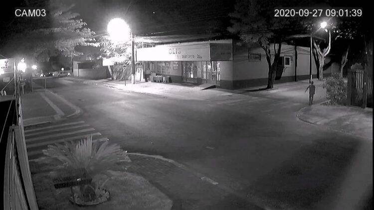 Bandidos invadem residência, rendem família e roubam carro, celular, e outros objetos