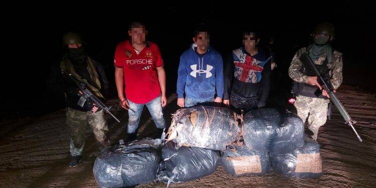 Trio é detido pela Marinha Paraguaia com fardos de roupas usadas trazidas de Foz